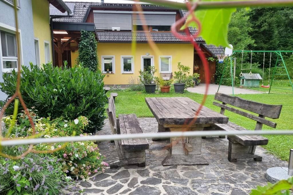 Country Retreat, Near Ljubljana City, Apartma Na Vasi, Blizu Mesta Ljubljana Apartment Medvode Exterior photo